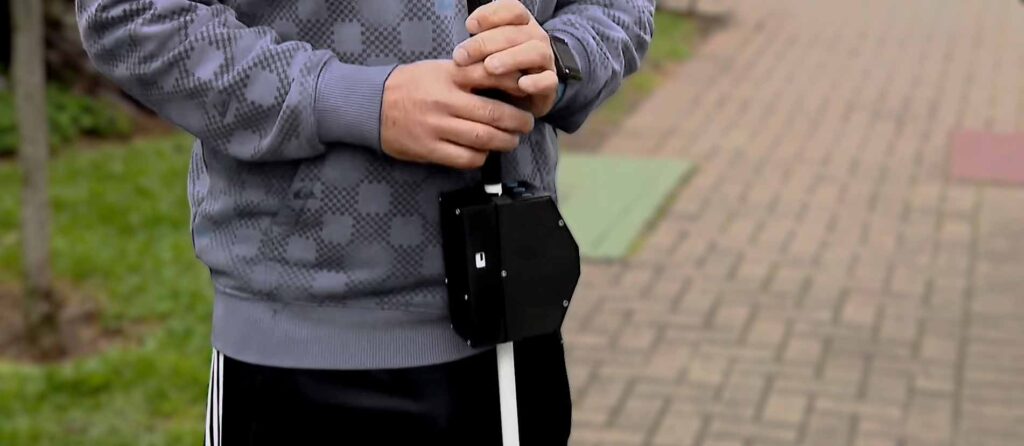 Inovação brasileira redefine mobilidade para pessoas cegas com a BIA, a bengala que “enxerga”